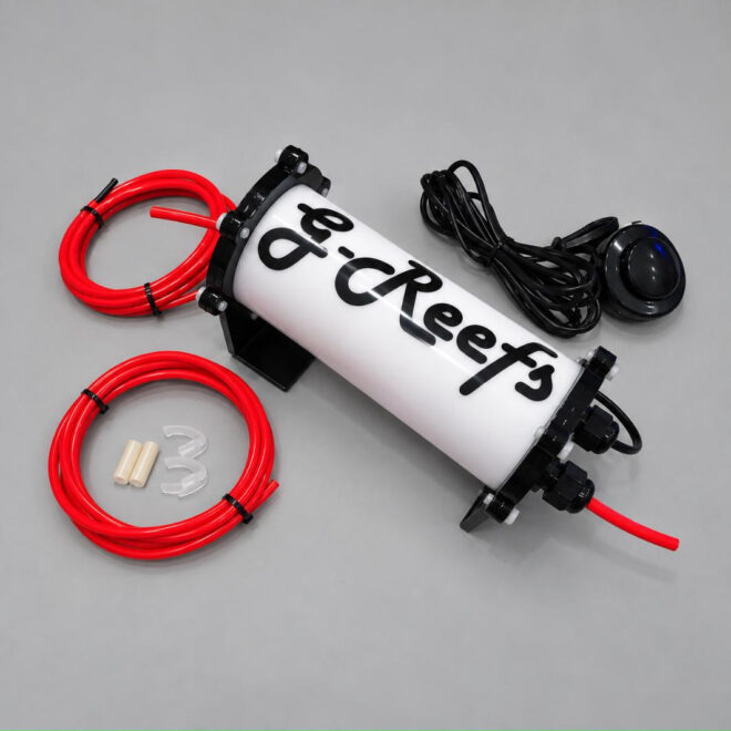 Reactor G-Reefs Aiptasia Squonker con tubos rojos sobre mesa gris